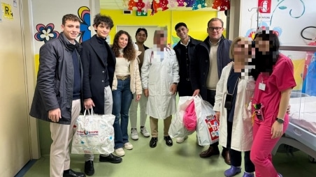 L’Associazione New Deal ha donato dei giocattoli per reparto pediatria GOM Le ragazze e i ragazzi dell'associazione universitaria New Deal hanno dimostrato, ancora una volta, la loro vicinanza alla realtà universitaria e territoriale