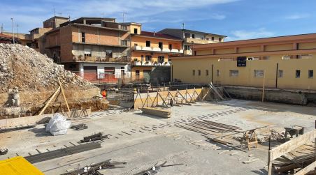 Proseguono i lavori al “Severi” di Gioia Tauro, Versace: “Obiettivo migliorare, capillarmente, il complesso delle strutture dedicate all’istruzione ed alla formazione dei nostri giovani” Sopralluogo in cantiere del vicesindaco della Città Metropolitana che ha apprezzato lo stato di avanzamento dell'intervento che prevede un nuovo istituto scolastico per la città di Gioia Tauro