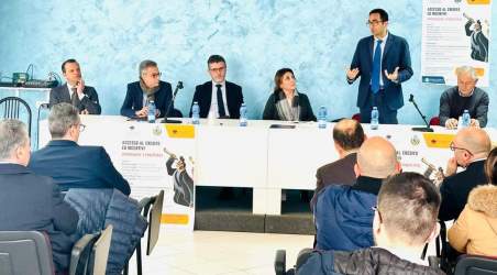 Confcommercio con Comune Polistena e Banca d’Italia: Fondo di Garanzia e Formazione per cambiare l’approccio delle Imprese al Credito Due i progetti Confcommercio presentati: la convenzione tra Comune di Polistena, Confcommercio e Assicomfidi Confcommercio per agevolare l’accesso al credito attraverso uno specifico fondo di garanzia e un innovativo percorso di educazione finanziaria realizzato in collaborazione con Banca d’Italia