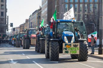 Trattori, von der Leyen: “Ascoltiamo agricoltori, proporrò ritiro regolamento Sur su pesticidi”