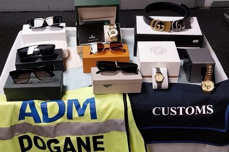 Beni di lusso contraffatti sequestrati all’aeroporto di Reggio Calabria Orologi, occhiali e cinture riportanti marchi di noti brand di moda contraffatti