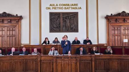 Consiglio comunale, il sindaco Falcomatà: “Coi contratti della Coesione i fondi del Mezzogiorno, già previsti per legge, sono a rischio commissariamento” Durante la seduta del civico consesso un minuto di silenzio per ricordare la strage di Cutro. Il primo cittadino: «anche la Caritas nazionale si è espressa con totale condanna rispetto agli effetti del decreto dopo la tragedia»