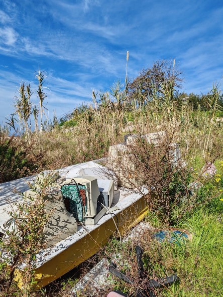 Disastro ambientale. Scoperta discarica in Calabria di 400 mq con rifiuti  dati alle fiamme