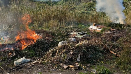 Disastro ambientale. Scoperta discarica in Calabria di 400 mq con rifiuti dati alle fiamme Tra i rifiuti bruciati vi era anche della plastica, i cui fumi inalati rischiano di provocare un avvelenamento da sostanze chimiche tossiche e danni alla trachea, alle vie respiratorie e ai polmoni