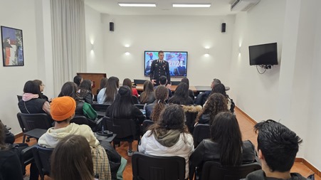 Progetto “Formazione della cultura della legalità” all’Istituto Statale “Tommaso Gullì” di Reggio Calabria I ragazzi, accolti dal Comandante della Compagnia, sono rimasti subito particolarmente incuriositi da mezzi ed equipaggiamenti messi a disposizione dai Carabinieri ed hanno potuto destreggiarsi tra caschi, scudi, casacche rifrangenti, kit per segnalazione stradale, sino a segnalare l’alt ad immaginari automobilisti con l’immancabile paletta