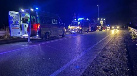 Una tragedia sulle strade in Calabria, perde la vita un 19enne e quattro feriti gravi Una delle auto coinvolte è uscita fuori strada ed è finita in un canalone