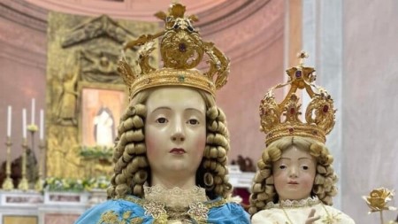 Furto sacrilego in Calabria, rubato l’oro a statua della Madonna Il furto sacrilego, che è stato immediatamente denunciato ai carabinieri, è stato scoperto molto probabilmente dal parroco nel pomeriggio di ieri ma la notizia solo oggi