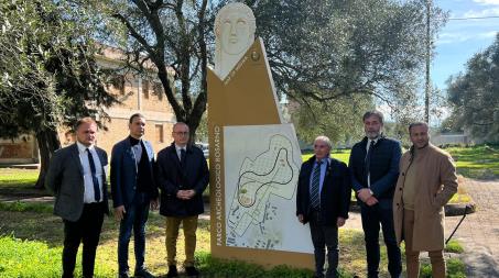 Consegnati i lavori di riqualificazione del Parco Medma a Rosarno Il Vicesindaco della Città Metropolitana Carmelo Versace: "Sinergia virtuosa per rilanciare un territorio bello sul quale c'è ancora tanto da scoprire". Il sindaco di Rosarno Cutrì: "Oggi scriviamo una pagina importante della storia della nostra città"