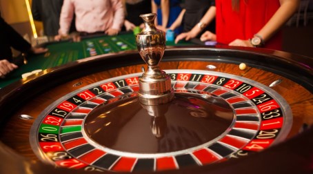 Migliori roulette online: quali sono le varianti più famose La roulette è un gioco antico. Si parla, infatti, di “rota fortunae” già ai tempi degli antichi Romani. La versione moderna, quella che è arrivata fino ai giorni nostri, trova successo in Francia tra la fine del 1600 e l’inizio del 1700