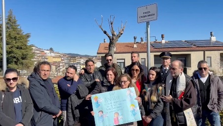 San Giovanni in Fiore, intitolata una piazza alle cinque giovanissime vittime di un tragico incidente nella notte di Natale del 2011 "La città - afferma la sindaca Succurro - non ha mai dimenticato quei ragazzi" 