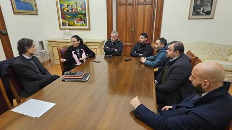 A Palazzo San Giorgio il Sindaco Falcomatà a confronto con gli Amministratori del Comune di Villa San Giovanni Al centro del dialogo il tema dei trasporti e delle infrastrutture nell'area dello Stretto e lo sviluppo di un percorso sinergico che punti al coinvolgimento istituzionale del territorio, anche in vista dell'ipotesi di avvio dei lavori del ponte sullo Stretto