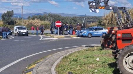 Protesta trattori, presidio stradale e volantinaggio nel Reggino Nel mirino della protesta, che nei giorni scorsi si è esplicitata anche con cortei a rilento e disagi alla circolazione stradale sulla statale 682 Ionio Tirreno tra Rosarno e Cinquefrondi, c'è sempre la politica agricola dell'Ue assieme alla mancata difesa del settore