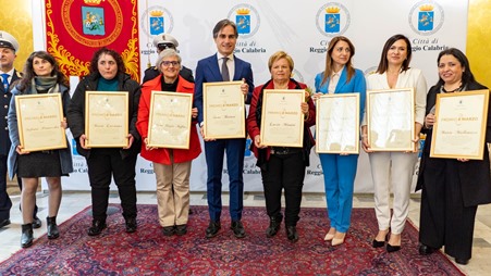 A Palazzo San Giorgio la consegna del Premio 8 Marzo: insignite otto donne che rendono onore alla città di Reggio Calabria Il sindaco Giuseppe Falcomatà, insieme ad Assessori e Consiglieri comunali, ha consegnato la benemerenza municipale ad otto illustri cittadine