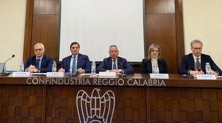 Convegno a Reggio su “Identità creativa e vantaggi fiscali connessi alla registrazione dei marchi” L’evento, organizzato dalla sezione Editoria, Cartaria e Comunicazione di Confindustria Reggio Calabria e da Piccola Industria di Unindustria Calabria, in collaborazione con la Camera di Commercio di Reggio Calabria