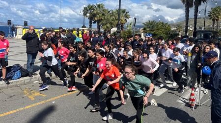 Esordio de “La Corsa di Miguel” a Reggio Calabria: 1500 studenti esaltano lo sport sul lungomare Falcomatà Una giornata strepitosa di sport sul lungomare Falcomatà. La Corsa di Miguel ha debuttato in Calabria con un pienone di studenti, emozioni, corse, danza e musica