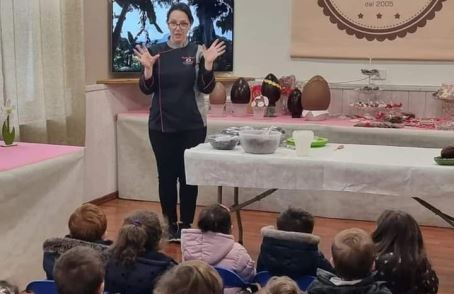 Isabella Mascaro e il magico mondo del cioccolato insegnato ai bambini delle scuole C’è un posto magico, dove le torte nascono come nei fumetti di Paperino di alcuni anni fa, dove Nonna Papera sfornava torte a ripetizione, e l’odore dei dolci caldi di forno fuorusciva dalle pagine di carta e raggiungeva il naso di chi leggeva