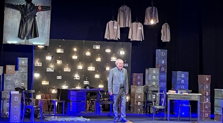 Palmi, standing ovation per Remo Girone che sul palcoscenico del teatro Manfroce è stato Simon Wiesenthal "Il Cacciatore di nazisti", nella trasposizione teatrale di Giorgio Gallione, ha segnato un altro successo della rassegna Synergia 48, promossa dall'associazione Amici della Musica