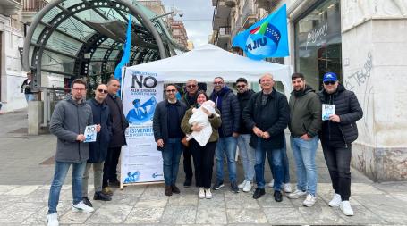 Continua la protesta della Uil poste contro la privatizzazione di Poste Italiane A Reggio Calabria, presso Piazza San Giorgio al Corso, era presente un gazebo presso il quale i vari dirigenti della Uil hanno incontrato i cittadini reggini e illustrato loro le proprie preoccupazioni per la decisione presa del governo