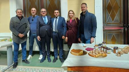 Slow Food Italia. Cerimonia di presentazione delle “Prugne dei Frati di Terranova” Presente anche il Sindaco di Terranova Sappo Minulio, l’Avv. Ettore Tigani, il quale ha espresso profonda soddisfazione per il percorso intrapreso insieme ai produttori terranovesi e fortemente voluto dall’intera Amministrazione comunale