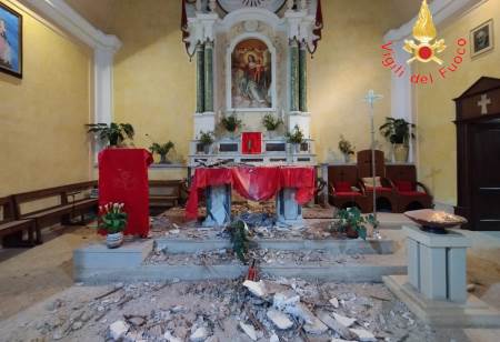 Cade l’intonaco della copertura sull’altare di una chiesa in Calabria, intervento dei Vigili del fuoco. VIDEO Al momento del sinistro la chiesa era vuota per cui non si registrano danni a persone