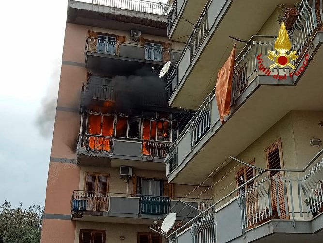 Incendio in un’abitazione ad Acireale, famiglie evacuate