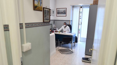 La notizia preoccupante in Calabria. Nel 2026 ci saranno 135 sanitari in meno rispetto al 2022 Secondo la Fondazione Gimbe, il 27,3% dei medici di base calabresi supera 1.500 assistiti