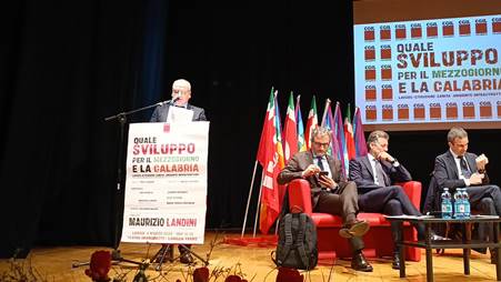 Il segretario nazionale della Cgil Landini a Lamezia Il saluto del segretario generale della Cgil Area Vasta Catanzaro-Crotone-Vibo, Enzo Scalese: "Solo un lavoro con diritti garantiti offre la possibilità a chi lavora di rivendicare sicurezza"   