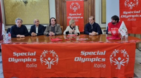 “Special Basket 2024” di Special Olympics Italia, il consigliere Latella: “Lo sport è inclusione e su questo l’Amministrazione deve investire tanto” Presentata a palazzo San Giorgio la manifestazione sportiva che si svolgerà al PalaLumaka. Luisa Elitro, direttore Special Olympics Calabria: «Sabato 16 e domenica 17 festeggiamo il basket attraverso lo sport unificato»