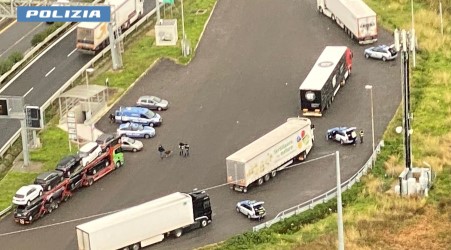 Il Compartimento Polizia Stradale per la Calabria intensifica i controlli con la campagna ROADPOL Truck and Bus All’esito delle attività sono stati controllati 450 veicoli pesanti e 30 autobus, e per 167 sono scattate le sanzioni