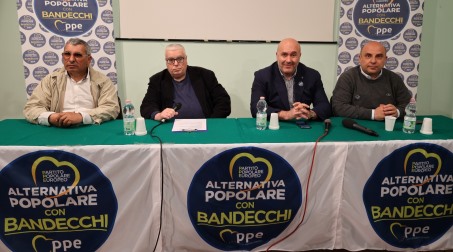 Bandecchi a Cittanova: “Io, Ripepi e Cento siamo pazzi: ma per questo siamo liberi!” Dopo una passeggiata all'interno della Villa Comunale, i Dirigenti di Alternativa Popolare hanno presenziato ad un incontro con i cittadini organizzato all'interno della Biblioteca Comunale