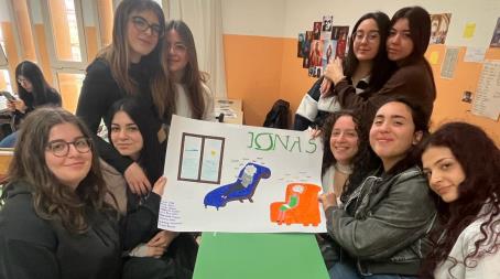 Il centro Jonas Reggio Calabria al Liceo Alvaro di Palmi per il workshop “Fare qualcosa col buio” Tutor del progetto per l’Alvaro è il prof. Fabio Domenico Palumbo, che ha promosso l’inserimento del workshop all’interno dei moduli di orientamento formativo e dei percorsi PCTO dell’istituto pianigiano