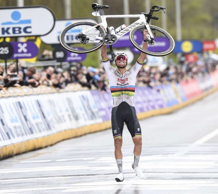 Van der Poel fa tris al Giro delle Fiandre, Mozzato secondo