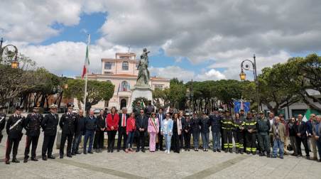 Siderno, alla Festa della Liberazione un lascito valoriale alle giovanissime generazioni La scopertura di due nuove targhe nelle vie intitolate ai due Martiri della violenza fascista Giacomo Matteotti e Antonio Gramsci, un riferimento storico al rapporto di questi ultimi con la Città