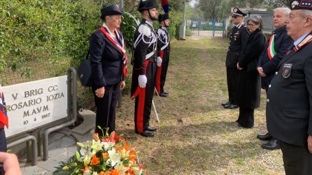 Il Comune di Cittanova commemora il vicebrigadiere Rosario Iozia Un delegazione dell’Amministrazione comunale, insieme a una rappresentanza degli Uffici dell’Ente e della Polizia Locale, questa mattina ha partecipato al ricordo del militare dell’Arma caduto il 10 aprile del 1987 a seguito di uno scontro a fuoco, ponendo sulla stele di località Petrara una corona d’alloro