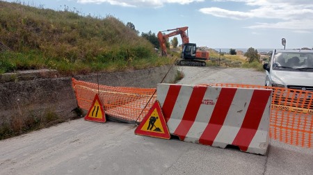 Frana sulla SP93, le precisazioni di Palazzo Alvaro: “L’arteria stradale era chiusa al transito veicolare” "Precisiamo che, secondo le informazioni attualmente disponibili, il veicolo coinvolto non è stato travolto dalla frana, ma è stato trainato fuori dal fango"