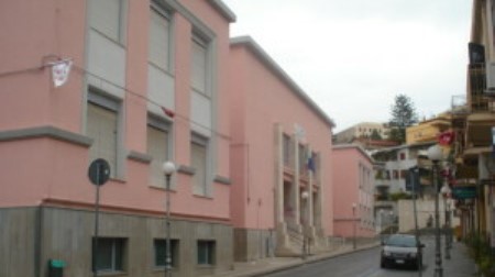 Palmi, evacuata scuola primaria per sospetta fuga di gas Il personale scolastico ha prontamente informato le famiglie per andare prendersi i ragazzi. Sul posto i Vigili del fuoco