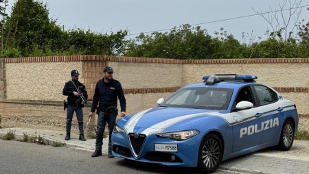 Un arresto dalla Volante un soggetto nella flagranza del reato di detenzione ai fini di spaccio di sostanza stupefacente L’uomo, reggino di 23 anni, con precedenti di polizia per estorsione, lesioni personali, detenzione ai fini di spaccio di sostanze stupefacenti e resistenza, è stato trovato in possesso di 11 involucri contenenti sostanza stupefacente del tipo marijuana