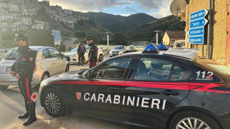 Per le immagini diffuse in rete sulle percosse al disabile di Corigliano, i Carabinieri danno esecuzione a tre misure cautelari I fatti per i quali i Carabinieri, con il coordinamento della Procura della Repubblica, hanno proceduto risalgono alla metà dello scorso mese di marzo quando in ambito locale, attraverso i principali Social Network, era stato diffuso un video, assolutamente deplorevole, dove una persona fragile, facilmente assimilabile ad una condizione di disabilità, veniva picchiata senza remore da più soggetti