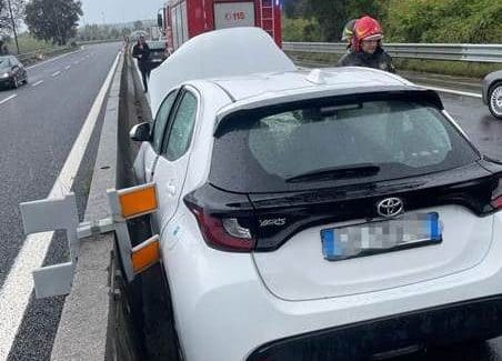 Incidente stradale in Calabria, perde il controllo della propria auto e si schianta contro il guardrail, rimanendo ferito A bordo il solo conducente che, ferito, veniva estratto ed immobilizzato su barella spinale dal personale vigili del fuoco