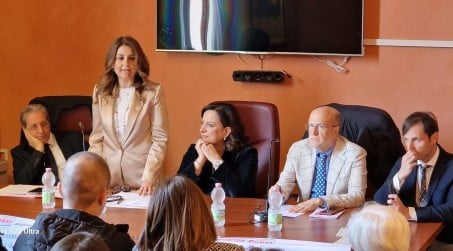 Si è tenuta presso la Pinacoteca Civica di Reggio Calabria la conferenza stampa di presentazione del Bando Onore al Merito Di fronte ad una sala gremitissima si è parlato dell'importanza dell'orientamento scolastico