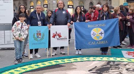 L’Infiorata di Taurianova protagonista del Festival di arti effimere Unesco di Firenze Più di 150 infioratori, tappetari e posatori provenienti da tre paesi europei hanno realizzato il 25 aprile un tappeto monumentale (dodici metri per dodici: 144 metri quadrati) per rendere omaggio ai monumenti italiani riconosciuti dall'UNESCO