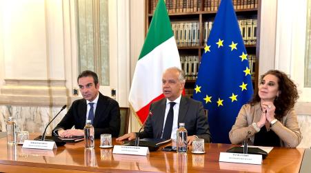 Intesa Piantedosi-Occhiuto: lotta alle infiltrazioni mafiose negli appalti e in sanità Le due intese mirano in particolare alla prevenzione e alla repressione dei tentativi di infiltrazione mafiosa nel settore degli appalti e nelle concessioni di lavori, servizi e forniture pubblici, mediante l'acquisizione di dati e successiva elaborazione, finalizzata a migliorare l'individuazione di criticità