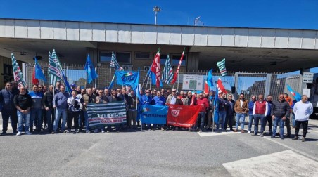 Sciopero portuali a Gioia Tauro, adesione al 90%. Sit in delegazione lavoratori davanti al gate dello scalo. VIDEOINTERVISTA AL SEGRETARIO DELLA CISL NINO SIGILLI In Calabria il luogo di maggiore presenza di portuali è lo scalo gioiese dove lavorano circa 3.000 persone tra diretto ed indotto