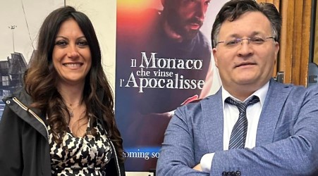 Cinecittà, Rosaria Succurro consegna al regista River la medaglia del Premio internazionale Città di Gioacchino da Fiore "Un capolavoro, il film sull'abate proietterà San Giovanni in Fiore nel mondo"