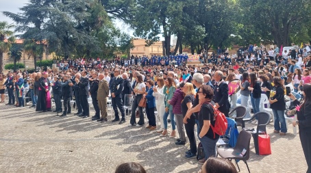 Giornata dell’impegno antimafia, il Comune coinvolge scolaresche e familiari delle vittime innocenti Il sindaco Biasi: Non dimentichiamo il passato ma l’Italia ora ci sta conoscendo per la cultura. L’assessore Grimaldi: L’associazionismo dà esempi che i ragazzi seguono. L’assessore Crea: Scuola  alleata preziosa per la cittadinanza attiva che stiamo sviluppando    