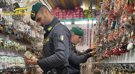 Sequestrati prodotti dannosi per la salute in Calabria, oltre 63 mila articoli tra bigiotteria ed elettronica Dei quattro soggetti, tre sono stati segnalati alla Camera di Commercio di Catanzaro-Crotone-Vibo Valentia, per gli adempimenti di competenza, mentre per l’ultimo si è proceduto al sequestro penale della merce e alla conseguente segnalazione dello stesso alla locale Autorità Giudiziaria