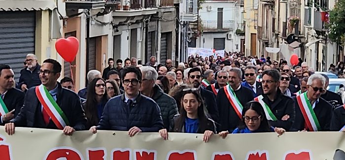 Grande manifestazione ospedale Polistena, è una festa di popolo. Migliaia di persone invadono la città Si alza forte Il messaggio del popolo al presidente Occhiuto...non ti azzardare a toccare l'ospedale "Santa Maria degli Ungheresi "