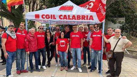 Referendum per il lavoro, raccolte oltre diecimila firme in poco più di 15 giorni Con oltre diecimila firme in venti giorni prosegue proficuamente la campagna referendaria della Cgil Calabria volta alla tutela dei diritti di lavoratrici e lavoratori, per un lavoro stabile, dignitoso, tutelato e sicuro