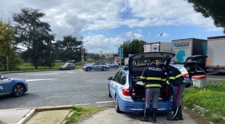 La Stradale di Reggio Calabria Blocca un carico di latte non idoneo al consumo alimentare Nella circostanza tale veicolo, pur teoricamente idoneo ad eseguire tale tipologia di trasporto, portava circa 2 tonnellate di cagliata (che deve essere conservata ad una temperatura compresa tra 0° C e 6° C), con il gruppo frigorifero necessario per il mantenimento della giusta temperatura spento, nonostante la giornata fosse soleggiata e con una temperatura esterna vicina ai 25 gradi