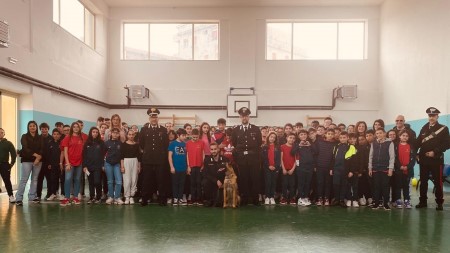 Bullismo nelle scuole, i carabinieri incontrano gli alunni delle Scuole Medie nel Reggino Particolare curiosità e simpatia ha riscosso il cane “Puma”, appositamente giunto dal Nucleo Carabinieri Cinofili di Vibo Valentia